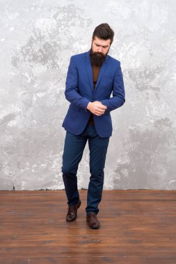moda tarzı. sakallı zarif adam. Erkek manken. Olgun işadamı yürüyor. Terzi veya moda tasarımcısı. Modern hayat. resmi takım elbiseli sakallı hipster. iş moda. başarı ve servet