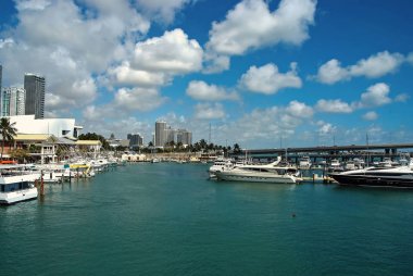 Şehir liman waterfront tekneler ABD'de mavi su ile