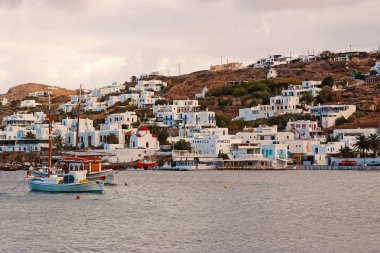 Mykonos, Yunanistan - 04 Mayıs 2010: Yalı evlerde. Deniz gemi dağ manzarası ile. Deniz gökyüzü arka plan üzerinde balıkçı köyü. Adada tatil yaz. Yolculuk tutkusu ve kavram seyahat