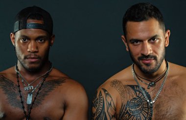 Atletler çıplak kas sandıkları ve pazı ile kendine güvenen yüzleri. Seksi kas torsolar ile çocuklar sporcular. Maço kas dövmeli torsolar ile çekici, koyu arka plan bak. Dövme sanat kavramı