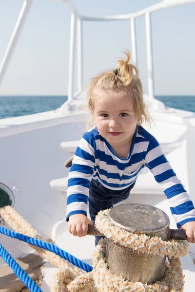 Eğer animatör adımları takip seçerseniz her gün hiç bitmeyen parti gibi görünecektir. Bebek deniz gezisi keyfini çıkarın. Erkek denizci deniz seyahat. Boy deniz yat dünya çapında seyahat. Deniz yolcusu. Macera zamanı