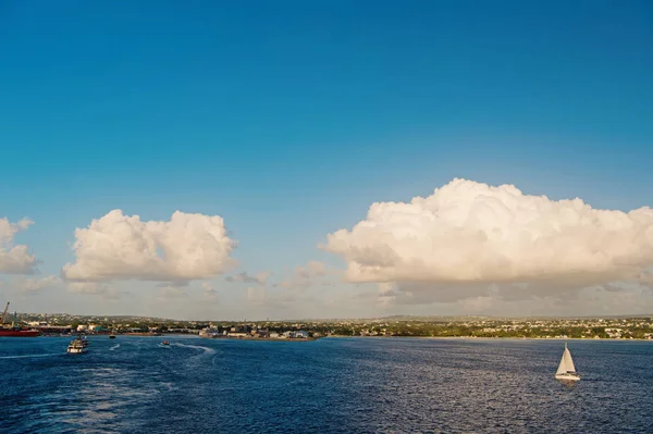 Côte de Bridgetown, Barbade à partir de Mer des Caraïbes. Voiliers en mer des Caraïbes. Vacances d'été sur l'île tropicale des Caraïbes. Paysage marin idyllique sur ciel bleu avec nuages. Désir caribéen — Photo