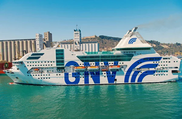 Barcelone, Espagne - 30 mars 2016 : navire à passagers GNV Rhapsody Genova dans le port maritime. Destination de croisière et voyage en bateau. Vacances d'été et envie de vagabonder. découverte du voyage en bateau. Voyager en bateau — Photo