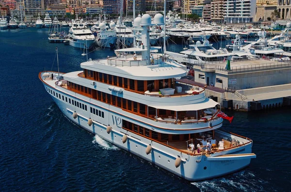 Monte Carlo, Monako - 08 Aralık 2009: yat deniz bağlantı noktasına gidin. Yat Kulübü ve harbor city evleri. Deniz macera ve tekne gezileri. Zevk ve spor. Tatil ve yaz yolculuk tutkusu