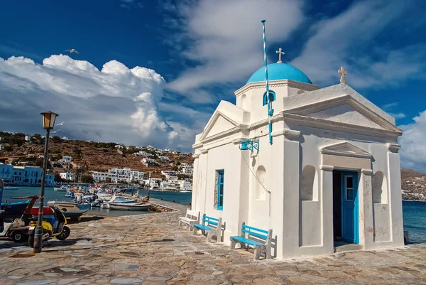 Mykonos, Greece - May 04, 2010: church building on sea quay with nice architecture. Agios Nikolaos church at seaside on blue sky. Summer vacation on mediterranean island. Wanderlust and travelling — Stock Photo, Image