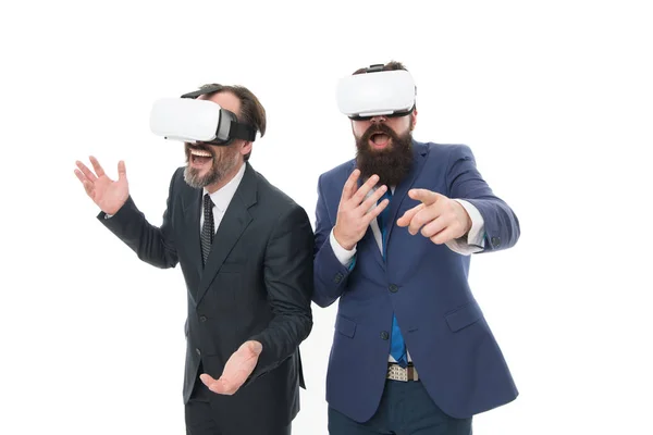 남성 수염 정장 정장. 디지털 기술. 비즈니스 혁신. VR 프리젠 테이션. 남성 VR 안경 현대 기술 화이트 배경. 혁신가 팀. 가상 비즈니스. 온라인 비즈니스 컨셉 — 스톡 사진