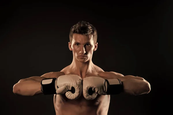 Hombre atleta con guantes de boxeo sobre fondo oscuro —  Fotos de Stock