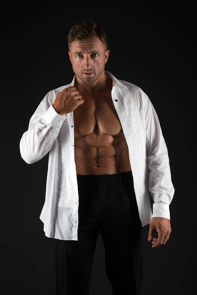 Готовься к свиданию. Мужчина мускулистый мачо наряжается для романтического свидания. Влюбиться в спортсмена. Культурист мускулистый грудь готовится к свиданию на открытом воздухе или ночью. Романтический мускулистый парень
