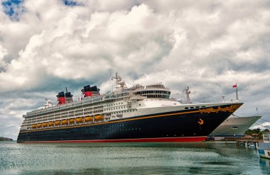 St Johns, Antigua - 15 Ocak 2016: Bulutlu gökyüzü deniz limanına demirledi gemi cruise Disney merak ediyorum. Disney cruise line. Yaz tatili ve rekreasyon seyahat gemisinde. Cruise gemi taşımacılığı