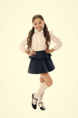 Şirin ve eğlenceli saç modelleri okulun ilk haftasında seni parlatıyor. Muhteşem kuyruklar her gün için mükemmel. Gözbebeği uzun kıvırcık saçlı. Saç stili, liseli kız. Liseli kız için uygun görünüm