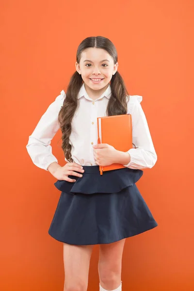 Inspiración para el estudio. De vuelta a la escuela. Día del conocimiento. Posible todo. La colegiala disfruta del estudio. El uniforme de la escuela para niños tiene libro de ejercicios. Lección escolar. Niño haciendo la tarea. Su trayectoria profesional comienza aquí — Foto de Stock