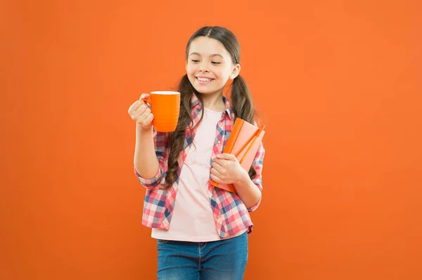 Lectura de la lista de deseos. Pase un buen rato con su libro favorito. Una chica tiene una taza de té y un libro. Literatura para niños. Disfruta pasar tiempo en casa. Cacao caliente y buen libro combinación perfecta para una noche acogedora — Foto de Stock