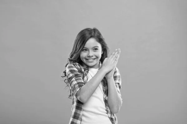 Sonrisa de niño pequeño emocionado con nueva idea de pie sobre fondo azul. Este es el punto. Solución de ideas. Chica linda cara alegre descubrió idea importante. Pequeña niña pelo largo tiene idea brillante — Foto de Stock