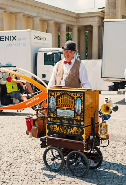Meuleuse d'orgue, homme, avec boîte à musique en ville — Photo
