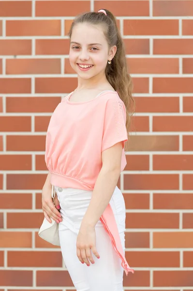 Sorridendo fino in fondo. Ragazza spensierata bambina. Ragazzo capelli lunghi camminando giornata di sole. Vacanze estive. Bambino godere di passeggiata. Buona giornata. Sorridi al mio miglior accessorio. Le sta bene il sorriso. Giornata internazionale dei bambini — Foto Stock