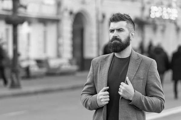 Man met baard hipster stijlvolle modieuze jas. Baard en cool. Barber tips onderhouden baard. Hipster verschijning. Baard mode en kapper concept. Stijlvolle baard en snor vallen en winter seizoen — Stockfoto