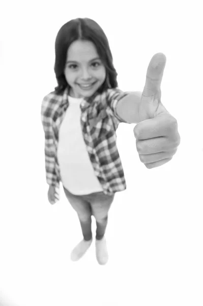 Niña de pelo largo rizado posando con confianza. Cara sonriente chica se siente seguro. Niño con confianza mostrando los pulgares hacia arriba. Criar el concepto de confianza. Siéntete tan seguro con el apoyo de los padres. Me gusta. —  Fotos de Stock