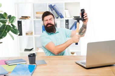 Çağrı merkezinde stresli bir iş. Adam sakallı adam kulaklık ofis çekiç akıllı telefon. Bozulmuş iletişim. Başarısız mobil görüşmeler. Çağrı merkezindeki iş ile ilgili en sinir bozucu şey. Gelen arama