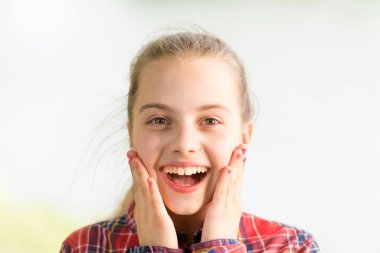 Şok edici bir haber. Çocuk uzun saçlı yürüyor. Yaz tatilleri. Uluslararası çocuk günü. Başından sonuna kadar şaşırtıcı. Sürpriz konsept. Kız kaygısız çocuk. Küçük çocuk yürümekten hoşlanır. Sürpriz ona uygun