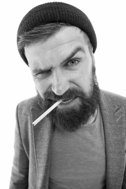 Vahşi, tıraşsız, sigara içen, izole beyaz arka plan. Vahşi alışkanlıklar ve serseri yaşam tarzı. Hipster vahşi sakallı tütün tiryakisi. Serseri gibi giyinmiş, sigara içen vahşi sakallı bir hippi.