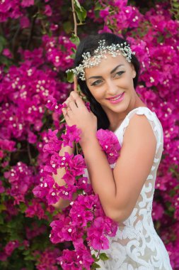 Çiçek açan güzellik. Gelin beyaz gelinlik güneşli gün pembe çiçekler doğa arka plan çiçek. Botanik temalı düğün. Kadın güzel elbise düğün töreni. Çiçekler düğün süsleri. Çiçekçi servisi