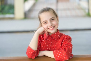 Mutlu günler. En iyi aksesuarıma gülümse. Kız kaygısız çocuk. Gülümseme ona yakışıyor. Uluslararası çocuk günü. Bütün gün gülüyordu. Mutluluk sevinç ve eğlenceli kavram. Çocuk uzun saç mutlu gülümseme yüz. Yaz tatilleri