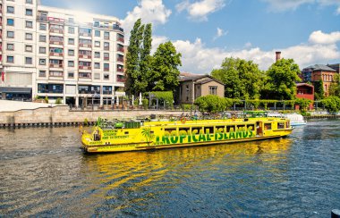 Nehir turist ile sarı tekne turu