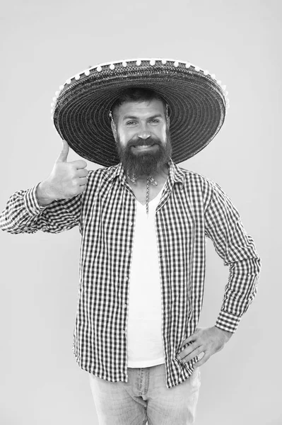 Vamos a divertirnos. Mexicano chico feliz traje festivo listo para celebrar. Hombre barbudo chico alegre usar sombrero mexicano sombrero fondo amarillo. Concepto de fiesta mexicana. Celebra la tradicional fiesta mexicana — Foto de Stock