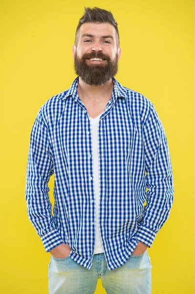 Mode masculine et style printemps. Un hipster d'été. Homme heureux mature. Brutal hipster barbu en chemise à carreaux. Homme émotionnel avec barbe sur fond jaune. joyeux été. saluant l'été avec sourire — Photo