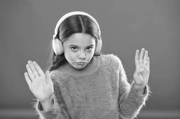 Ακούστε δωρεάν. Αποκτήστε λογαριασμό συνδρομής music. Πρόσβαση σε εκατομμύρια τραγούδια. Απολαύστε μουσική αντίληψη. Κρατήσει τα χέρια ελεύθερα με σύγχρονη ασύρματη τεχνολογία. Κορίτσι παιδί ακούει μουσική σύγχρονη ασύρματα ακουστικά — Φωτογραφία Αρχείου