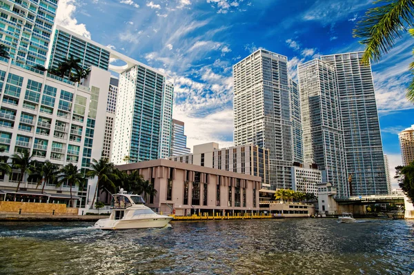 Miami, ABD bulutlu mavi gökyüzü arka plan üzerinde manzarası — Stok fotoğraf