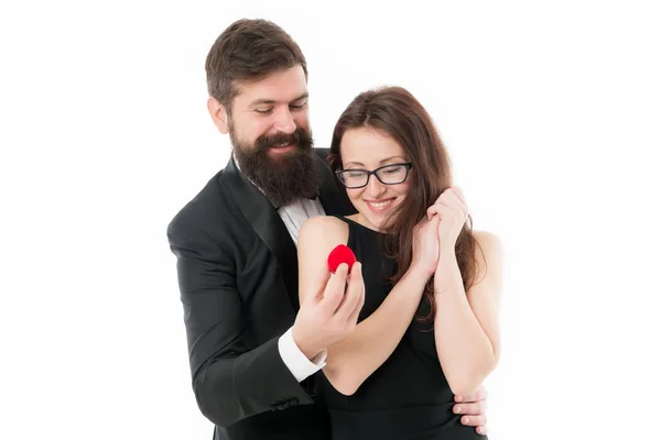 Hozzám jössz. Igent mondott. Ötletek egyedi házassági javaslathoz. Pár ünnepli évfordulóját. Remélem szereti gyűrűt. Javaslat a házasság fogalma. Ember tartsa piros doboz romantikus javaslatot. Ékszer-ajándék — Stock Fotó