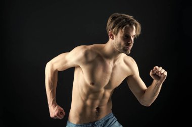 Pozisyon, spor çalışan sakallı adam. Maço seksi vücut geliştirmeci fit çıplak vücut, fitness ile. Sporcu altı paketi kaslar, spor ile. Enerji ve güç ile egzersiz eğitim atlet