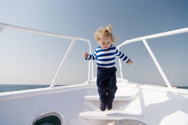 Boy denizci çizgili gömlek deniz yat dünya çapında seyahat. Küçük deniz yolcusu. Anılar birlikte son yaşam da yapılmış. Bebek çocuk tatil deniz yolcu gemisi tadını çıkarın. Çocuk denizci. Deniz gezen erkek denizci
