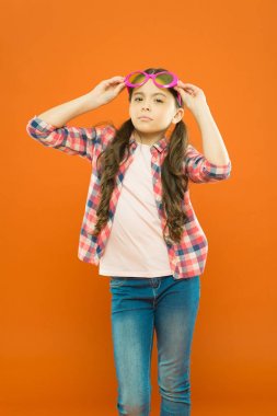 Görme ve göz sağlığı. Görme yetisini geliştir. Kız gözlük takıyor. Polarizasyon daha çok tercih ederken ultraviyole koruma hayati önem taşıyor. Optik ve görme tedavisi. İyi gören çocuk mutlu.