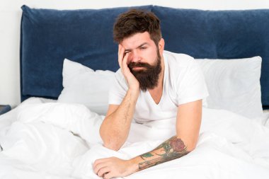 enerji ve yorgunluk. Uykulu ve yakışıklı. uykuda ve uyanık. Uyanmak için çok erken. sakallı adam hipster sabah uyku. Yorgun ve çok çalışmış. yatak odasında uykulu adam. yatakta pijama sakallı erkek