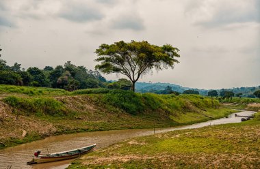 Boca de valeria, Brezilya Amazon Nehri üzerinde tekne. Brezilya bulutlu gökyüzü tropikal peyzaj üzerinde Amazon Nehri akış. Brezilya doğa ve yaban hayatı. Su ulaştırma araçları ve Brezilya'da Amazon Nehri üzerinde seyahat