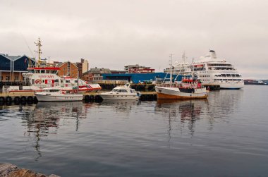 Hammerfest, Norveç - 21 Ocak 2010: gemi ve tekneleri Denizi üzerinde gri gökyüzü yerleştirin. Su ulaştırma araçları ve ulaşım. Deniz yoluyla seyahat. Yolculuk tutkusu ve tatil