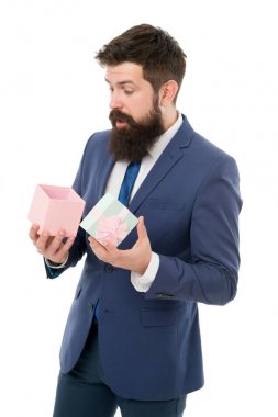 Sadakat ödüllendirme programını geliştirmenin yolları. Müşteri için bir hediye. Müşteri odaklı iş. Erkek kıyafetleri hediye kutusunun beyaz arka planına sahiptir. Minnettar bir kavram. Seninle çalışmaktan memnunum. Meslektaşıma bir hediye.