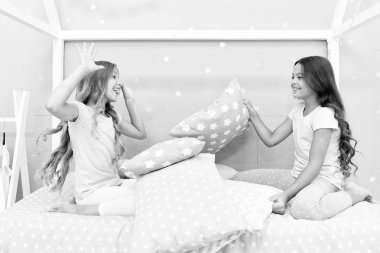 Eğleniyor Soulmates kızlar sleepover parti. Kızlar mutlu arkadaş grubu hoş yastıklar. Yastık Dövüşü pijama partisi. Yastık kavgası pijama partisi zamanı. Her istediklerini yapıyor. Kızlar sleepover parti fikirleri