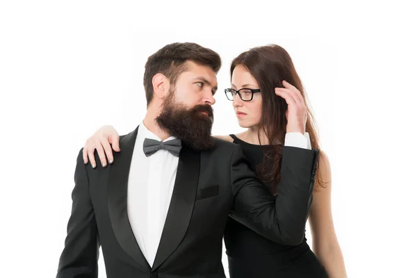 Una pareja casada y romántica. Acurrucarse con cariño. Abrazo tierno. Hombre y mujer elegante vestido listo para la noche. Celebra el aniversario. Una pareja romántica usa ropa formal. Lista de cubos de parejas — Foto de Stock