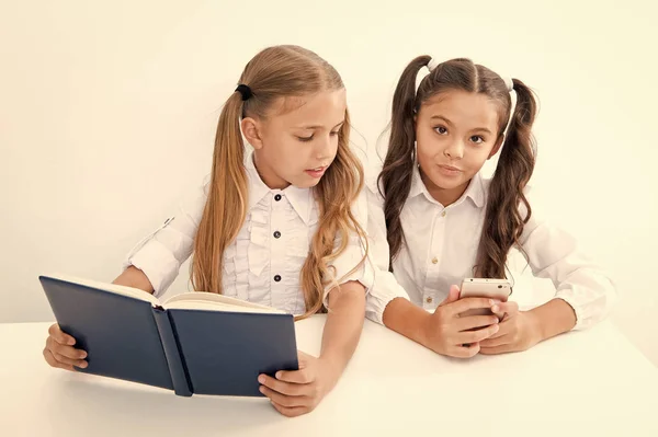 Concepto de innovación y arquismo. Los niños leen libros de papel y dispositivos móviles electrónicos utilizando la innovación y el arquismo — Foto de Stock