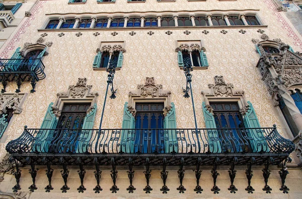 Barcelona, España - 30 de marzo de 2016: balcón en la fachada del edificio Casa Amatller. Arquitectura y estilo modernista. Estructura y diseño. Monumento y visitas turísticas. Vacaciones de verano y ansia de viajar — Foto de Stock