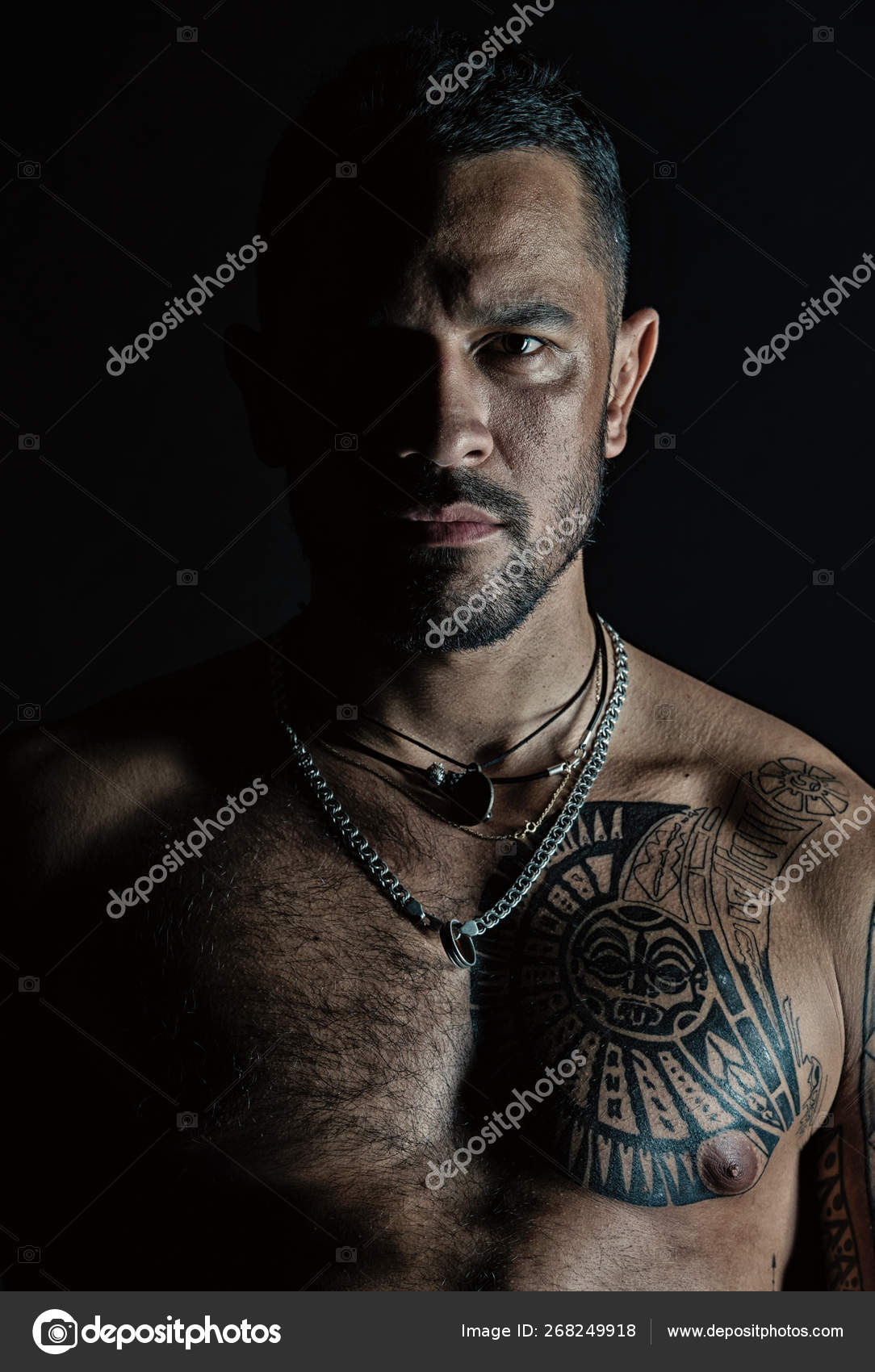 En skjeggete mann med tatovert bryst. Macho med sexy bar overkropp. Modell  med tatovering på huden., image size:1084x1700