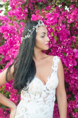 Çiçek açan güzellik. Botanik temalı düğün. Kadın güzel elbise düğün töreni. Çiçekler düğün süsleri. Çiçekçi servisi. Gelin beyaz gelinlik güneşli gün pembe çiçekler doğa arka plan çiçek