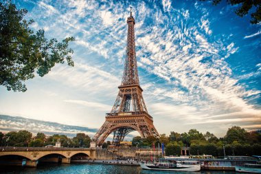 Eyfel Kulesi Paris, Fransa'da gün batımında. Romantik seyahat arka plan.