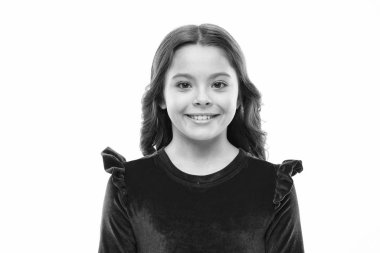 Kırmızı kadife elbiseyle poz gülümseyen sevimli bir çocuk. Çocuklar moda. Kız şirin çocuk kadife elbise giymek. Kadife elbise mükemmel ne olursa olsun durum seç. Çok zarif elbiseleri trendy hissediyorum. Moda kavramı