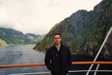 Norveç fiyordu dağ manzarası ile adam turist gemisi. Norveç cruise tatil seyahat. Norveç keşfedin. En iyi Parklar ve doğal konumlar listesi. Bozulmamış doğa ile yolculuk