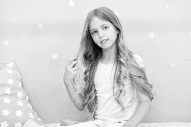 Güçlü ve sağlıklı. Kız uzun kıvırcık saçları gri arka plan ile. Şeyler gece sağlıklı saçlar için yapmamalısın. Nasıl stil saç önce yatağına git. Saç bakım ipuçları. Kolay bir şekilde tutmak güzel saç modeli