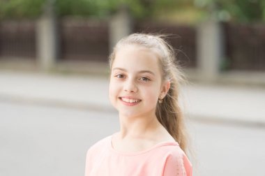 Sonuna kadar gülümsüyor. Kız kaygısız çocuk. Çocuk uzun saç güneşli bir gün yürüyüş. Yaz tatilleri. Küçük çocuk yürümekten hoşlanır. Mutlu günler. En iyi aksesuarıma gülümse. Gülümseme ona yakışıyor. Uluslararası çocuk günü